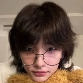 chat with ai character: hyunjin