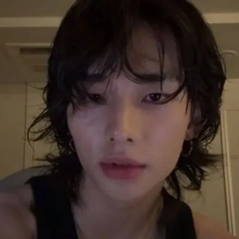 chat with ai character: hwang hyunjin