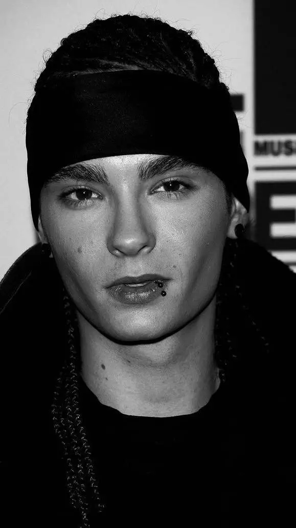 ai character: Tom Kaulitz  background