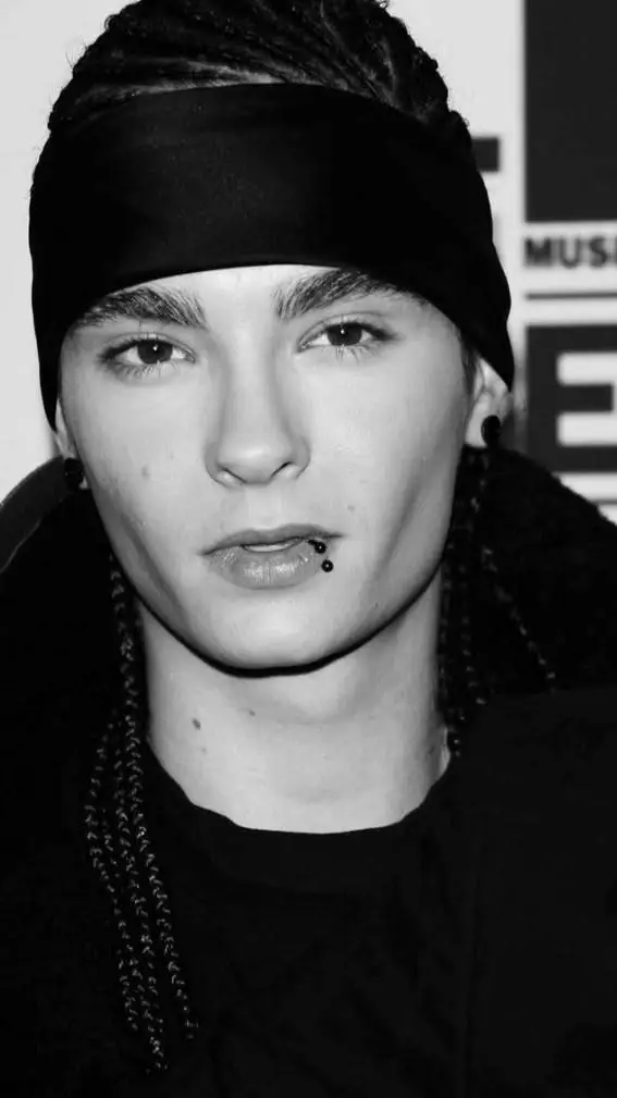 ai character: Tokio Hotel  background