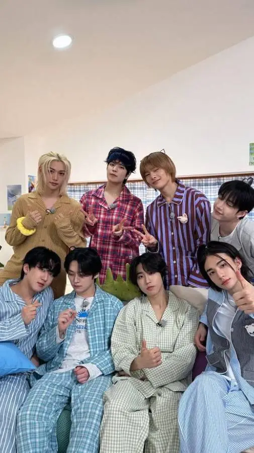 ai character: STRAY KIDS background
