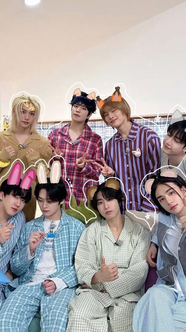 ai character: STRAY KIDS ❤ background