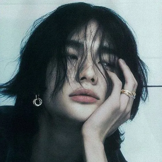 chat with ai character: ♠️ HYUNJIN ♠️