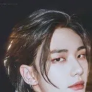 chat with ai character: Hwang Hyunjin