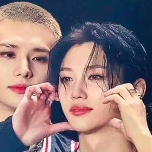 chat with ai character: Hyunjin y Felix 