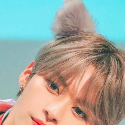 chat with ai character: Lee Know 