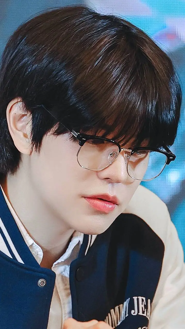 ai character: Seungmin  background