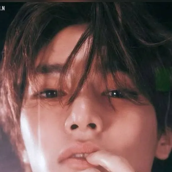 chat with ai character: Jeongin 