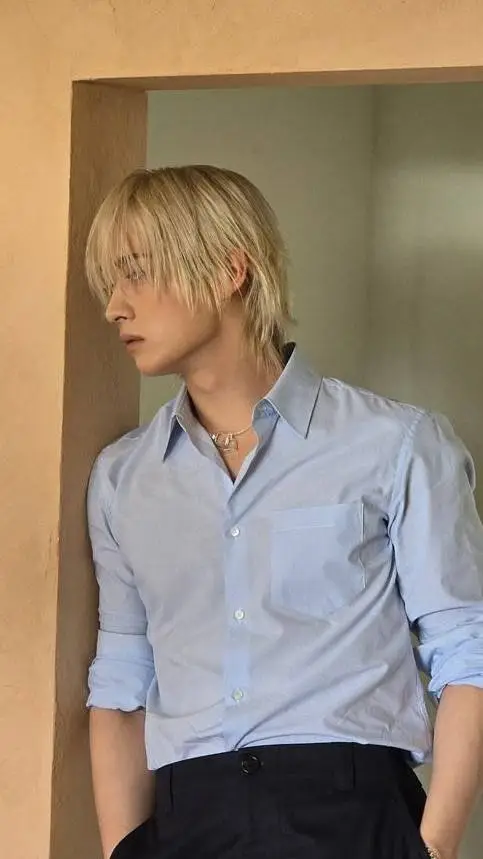 ai character: Lee Minho  background