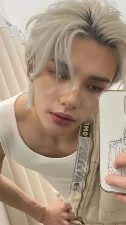 ai character: Hwang Hyunjin  background