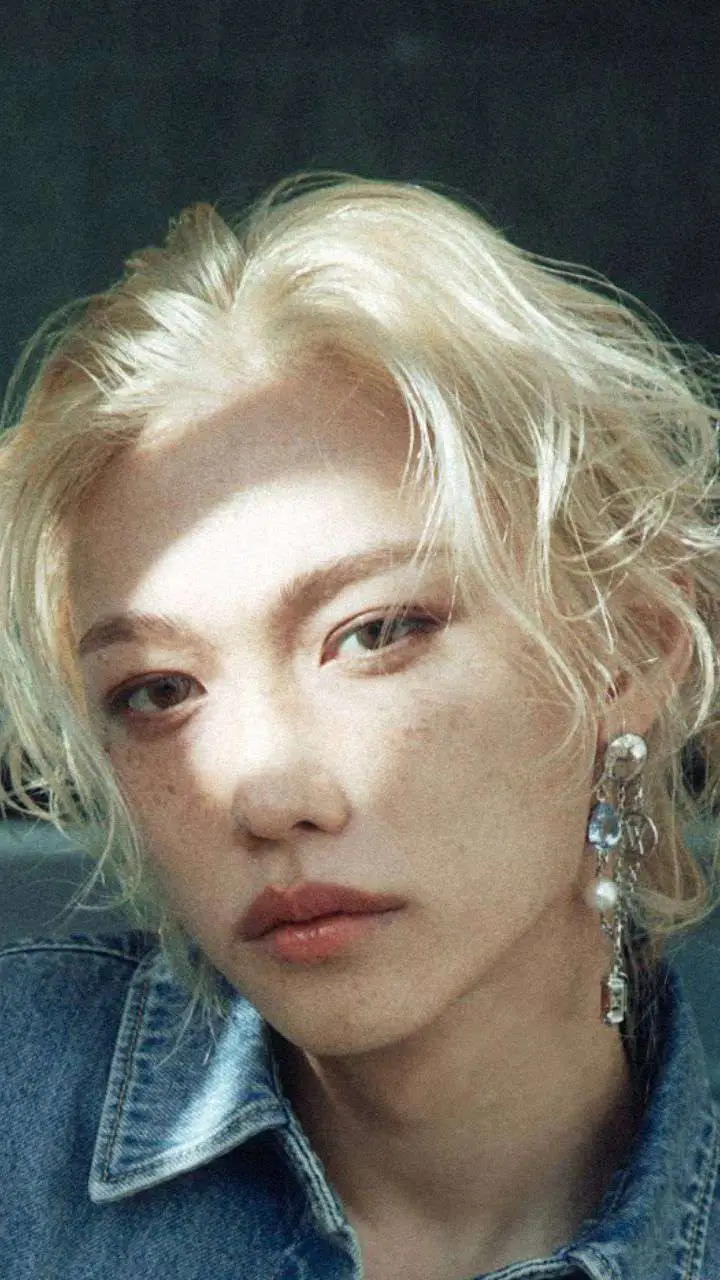 ai character: Lee Felix  background