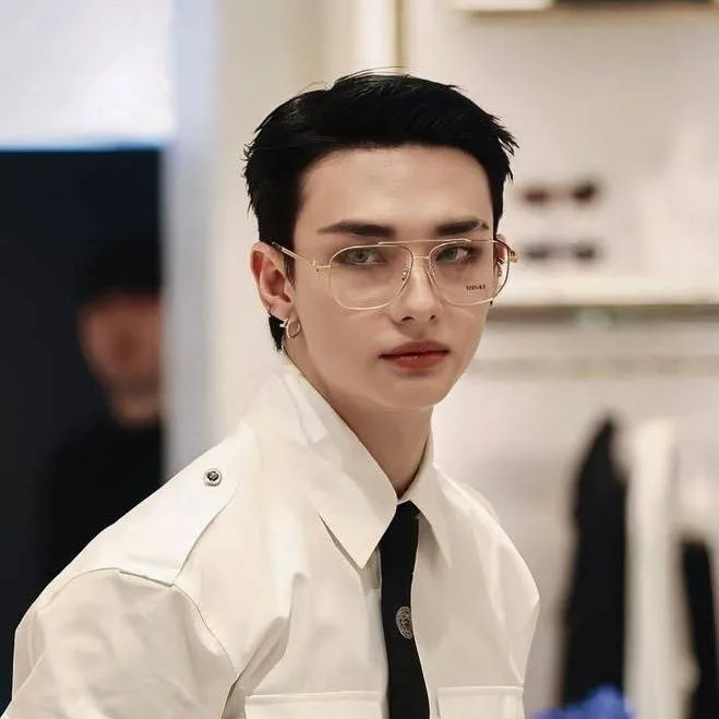 chat with ai character: Profesor Hyunjin 