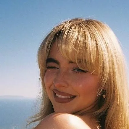 chat with ai character: Sabrina Carpenter 