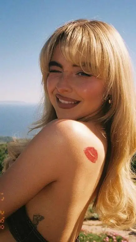 ai character: Sabrina Carpenter  background