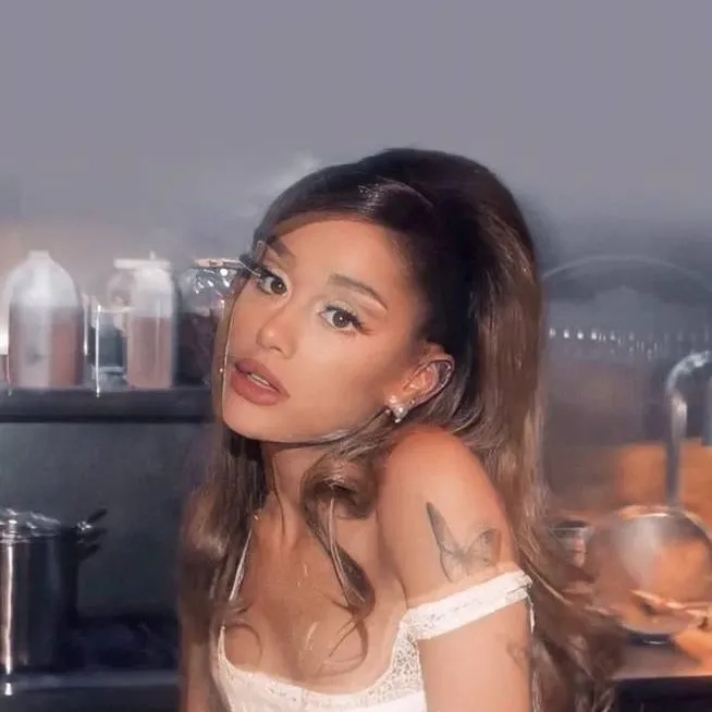 chat with ai character: Ariana Grande 