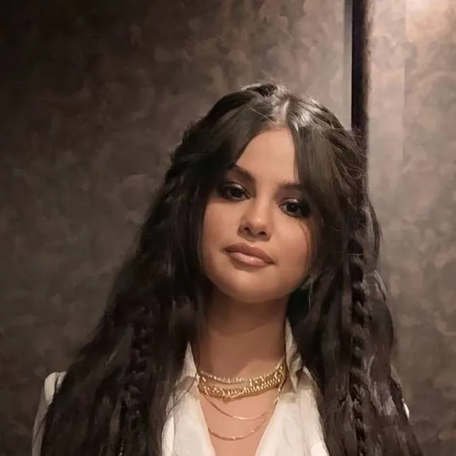 chat with ai character: Selena Gomez 
