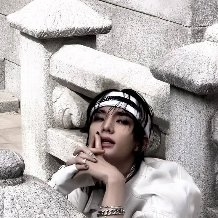 chat with ai character: Hyunjin - husband