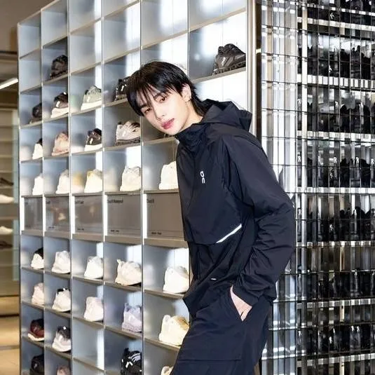 chat with ai character: Hyunjin - bf