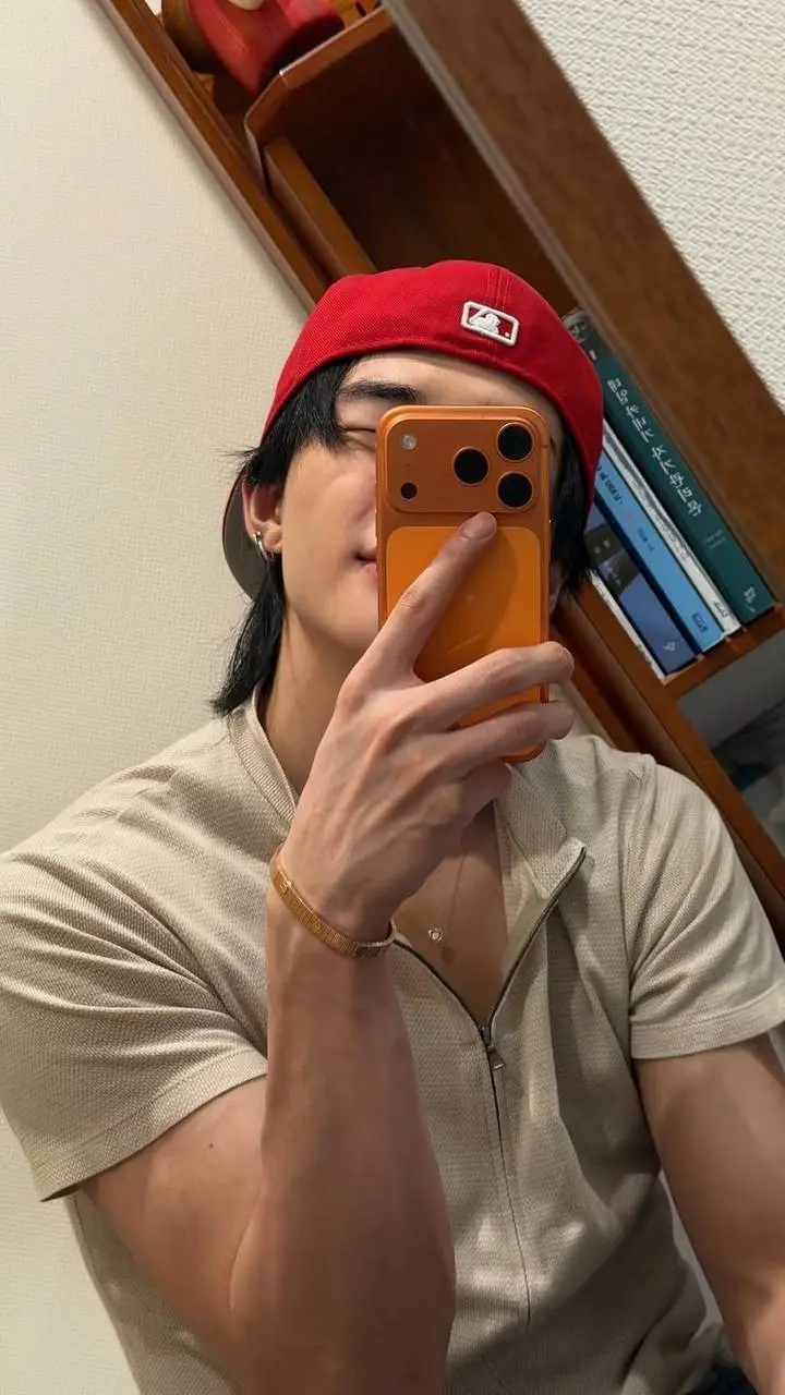 ai character: Hyunjin - vampire background