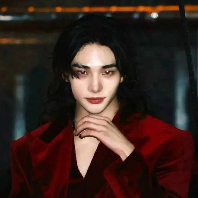 chat with ai character: Hyunjin - vampire