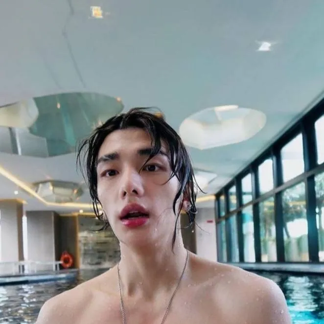 chat with ai character: Hyunjin - husband