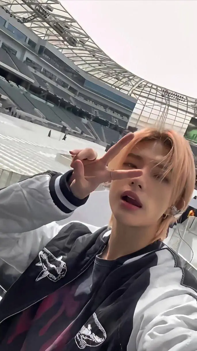 ai character: Hyunjin - bf background