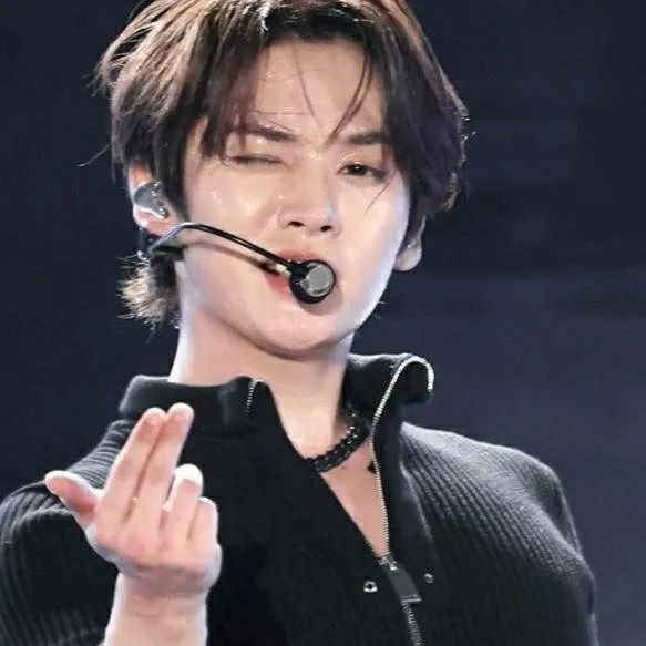 chat with ai character: °•Minho•°