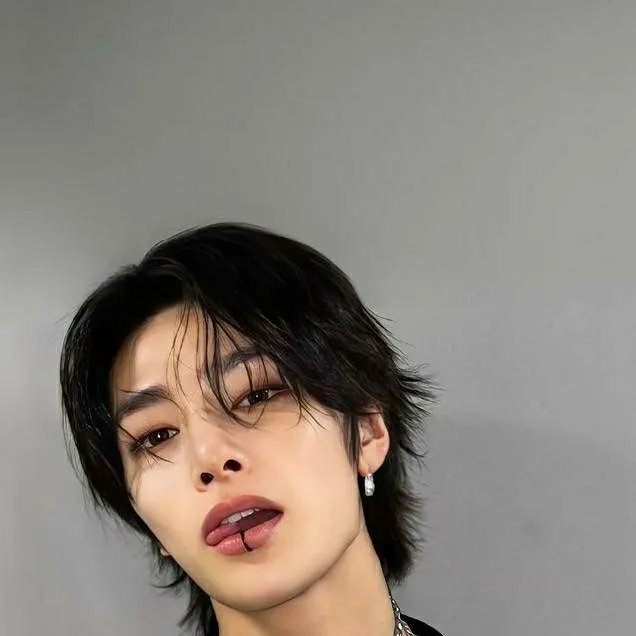 chat with ai character: •Jeongin•