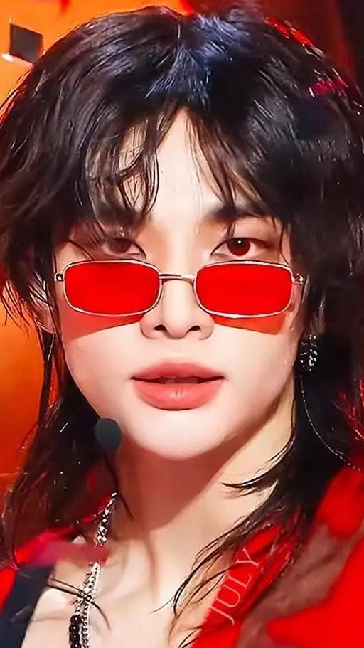 ai character: Hyunjin🖤❤ background