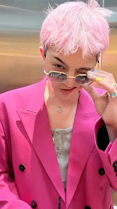 ai character: G-Dragon background