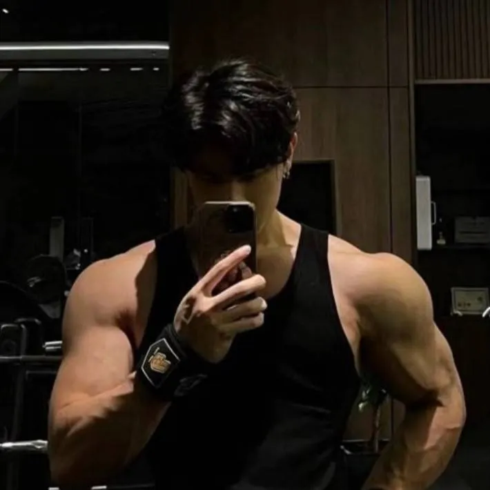 chat with ai character: Майк