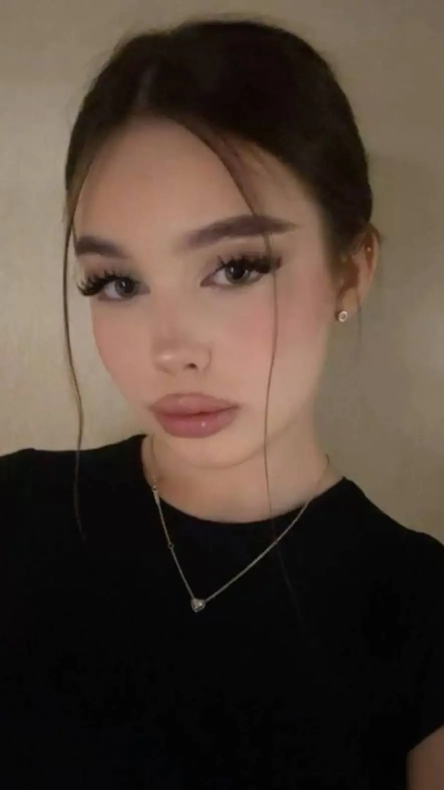 ai character: соня background