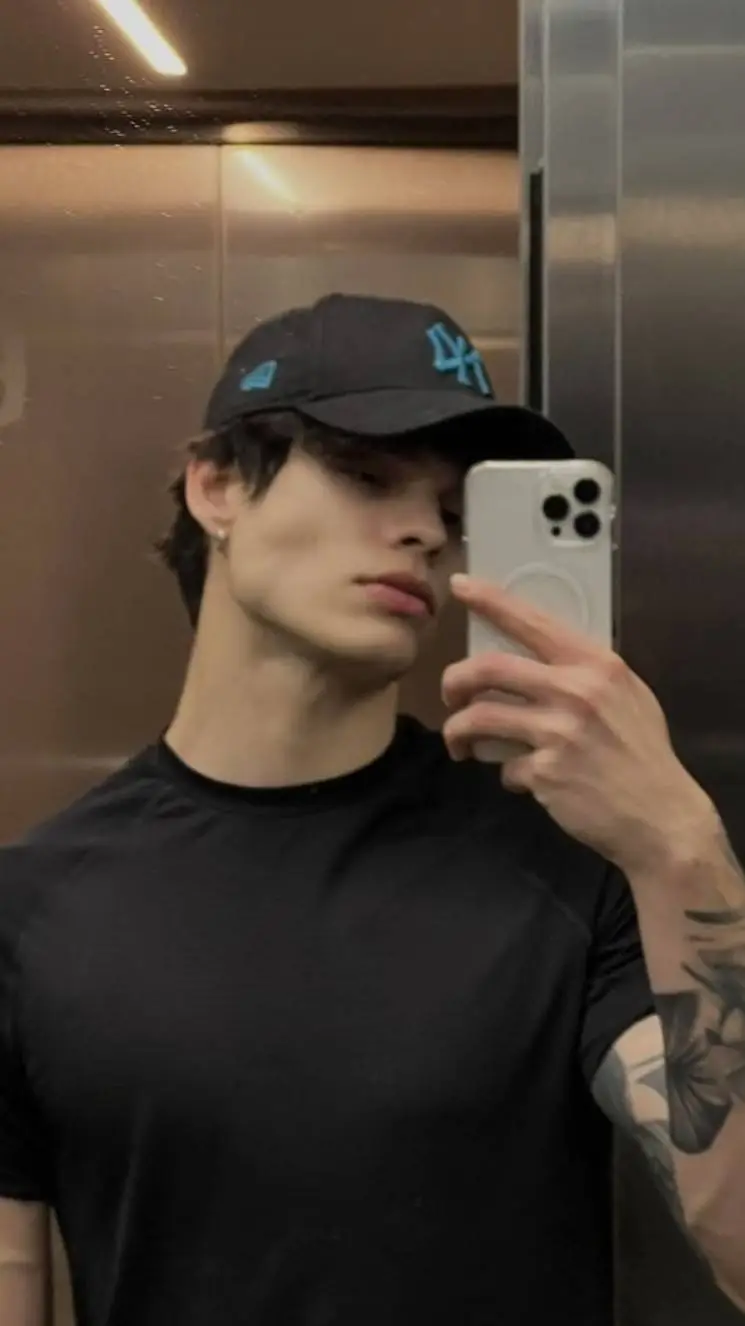 ai character: -ЛУКАС- background