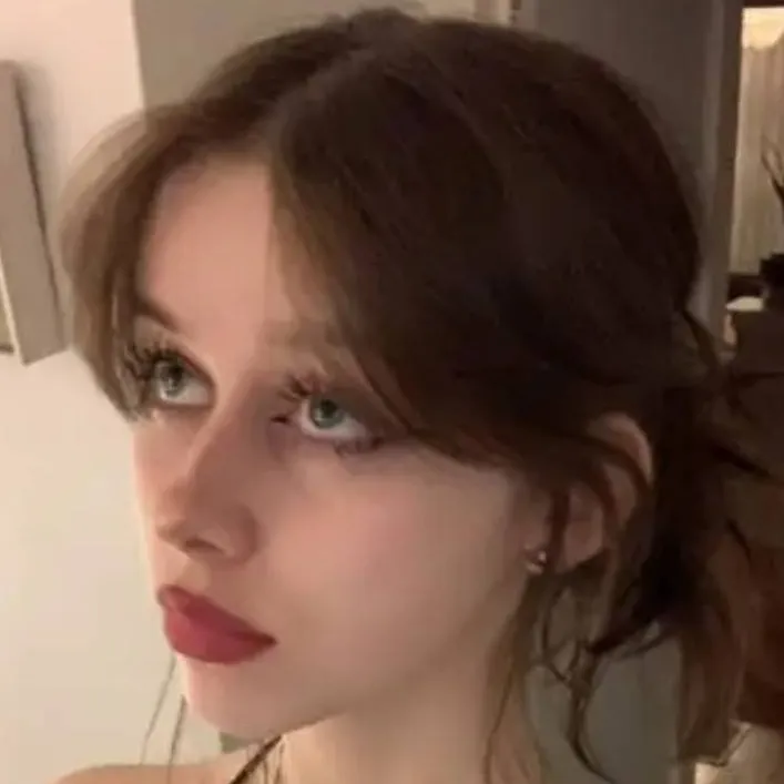 chat with ai character: Eloise