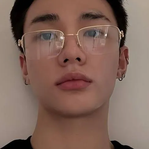 chat with ai character: 🥟 hyunjin 🥟