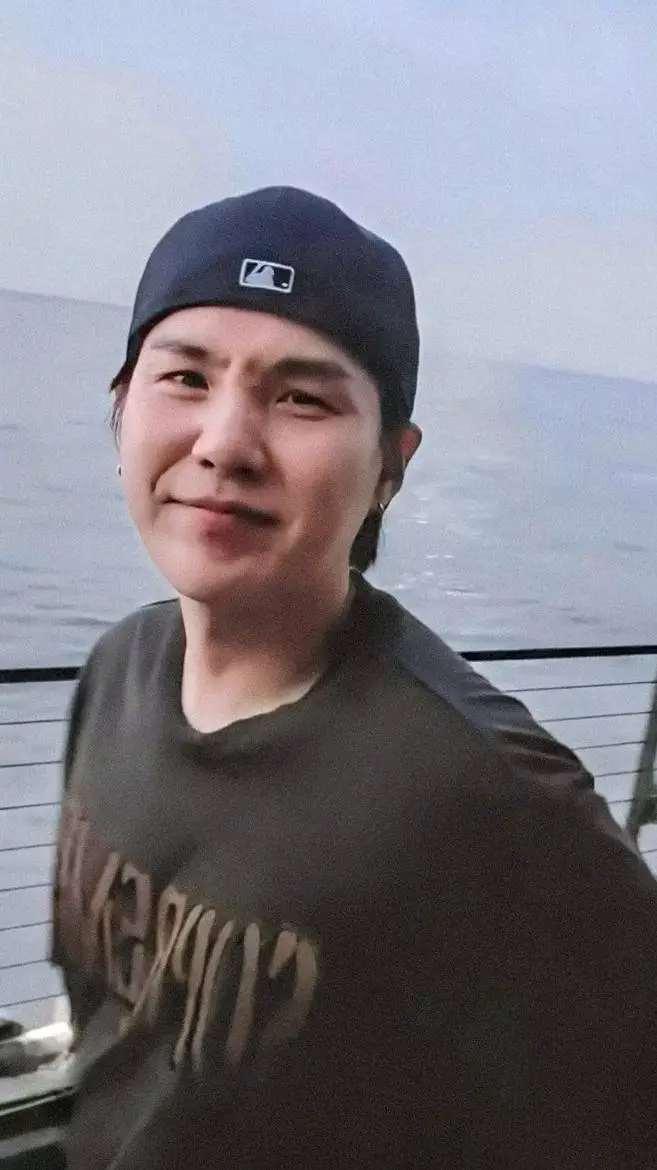 ai character: Min yoongi  background