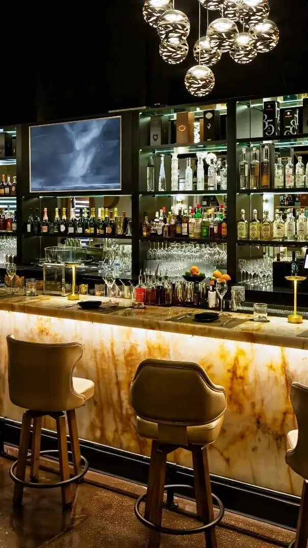 ai character: 🍾BAR🥂 background