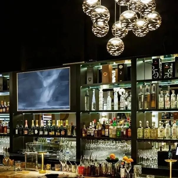 chat with ai character: 🍾BAR🥂