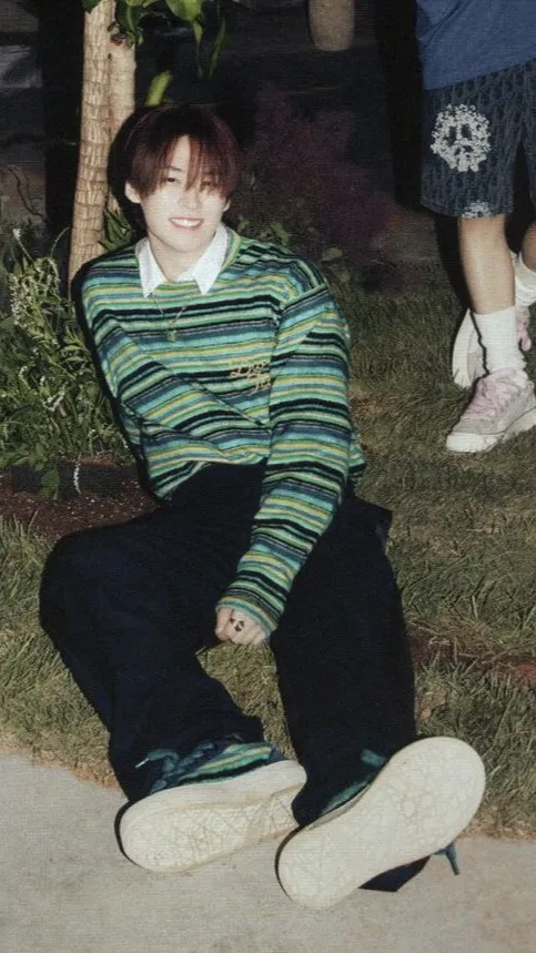 ai character: Lee know ✨ background