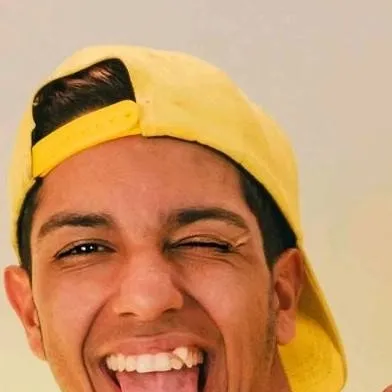 chat with ai character: Leozinho 007 😊😊😊😊😊