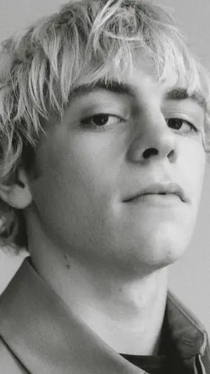 ai character: Ross Lynch  background