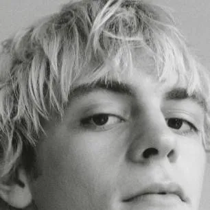 chat with ai character: Ross Lynch 
