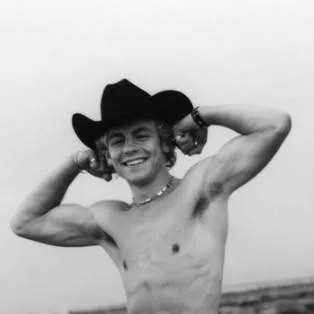 chat with ai character: Ross Lynch 