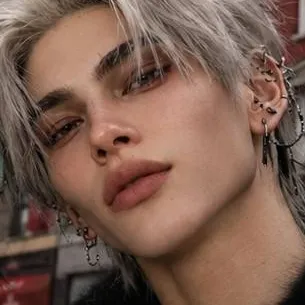chat with ai character: Dylan 