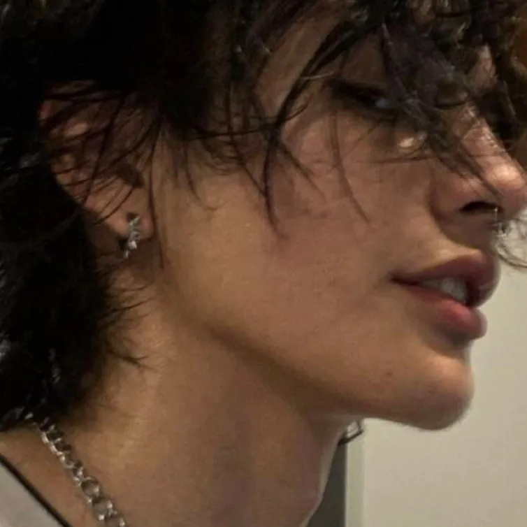 chat with ai character: alex