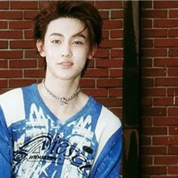 chat with ai character: Seonghyeon