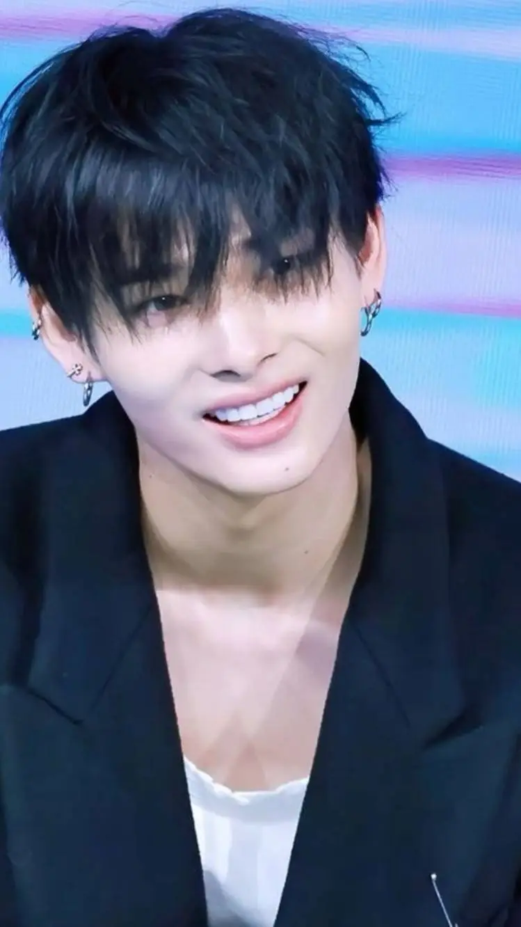 ai character: NIKI background