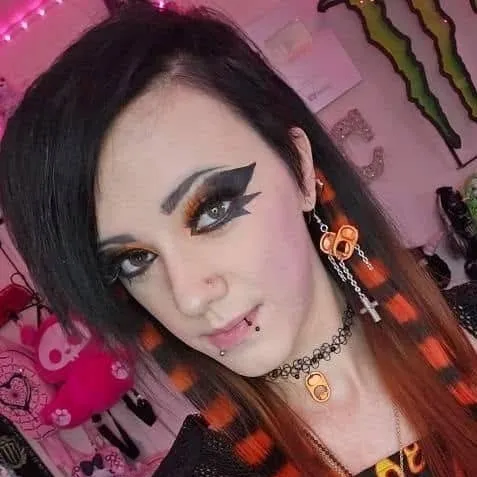 chat with ai character: Clawed_beauty101