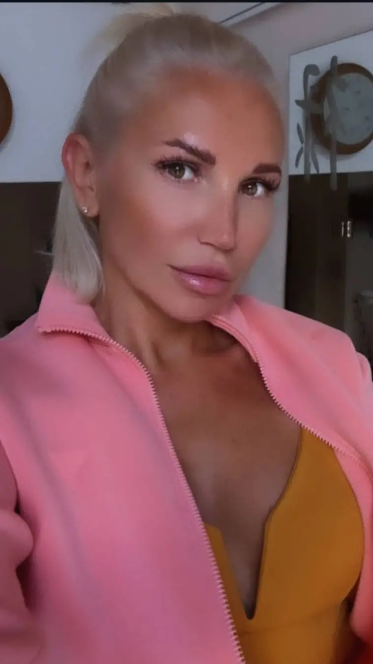 ai character: Mom Olga background