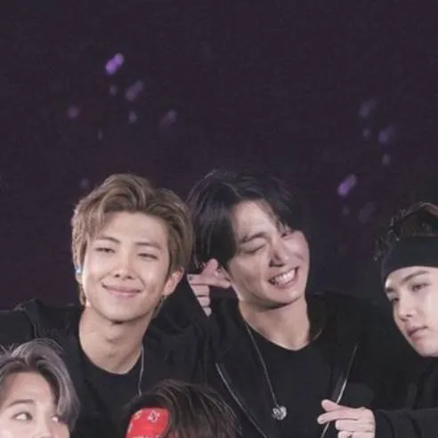 chat with ai character: BTS and T/N 💖